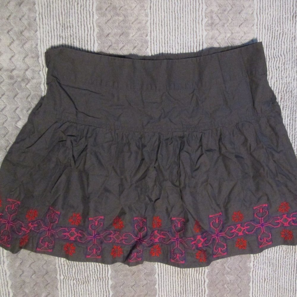 Women's American Eagle AE Gray Embroidered Mini Short Skirt M Medium MINT